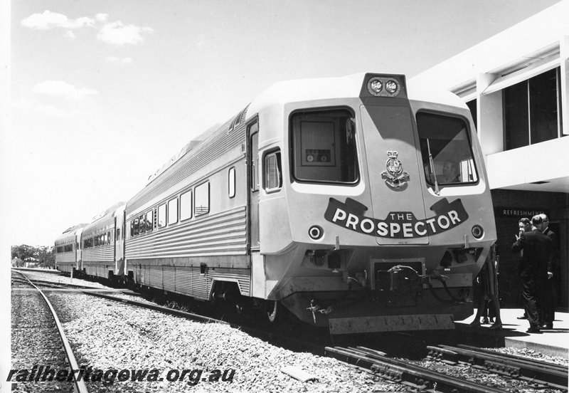 P10444
Prospector 3 car set at Northam working a V.I.P. Special service to Perth. ER line. Front view of leading car and side view of all 3 cars.
