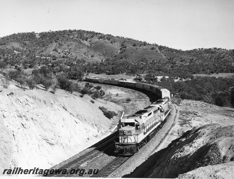 P10449
L class 252 & 258 Standard gauge diesel locomotives at the head of a 21 vehicle Trans Australian passenger train entering Windmill Hill cutting in the Avon Valley.
