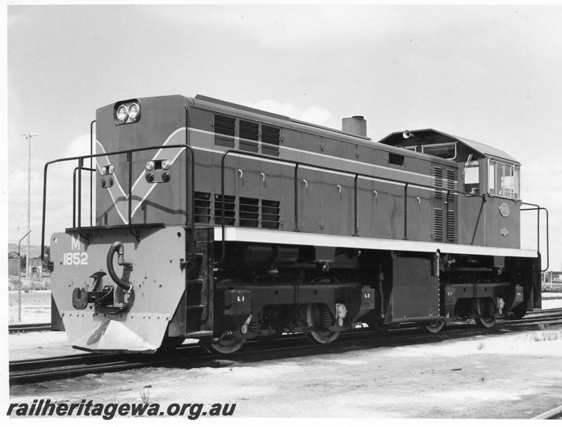 P10483
2 of 2. M class 1852 diesel hydraulic shunting locomotive at Forrestfield. This locomotive was rated at 650hp.
