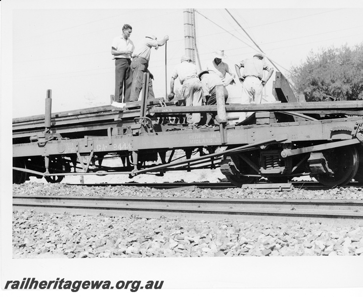P10508
QA class 9444 flat top wagon with reclaimed rail lines being loaded.
