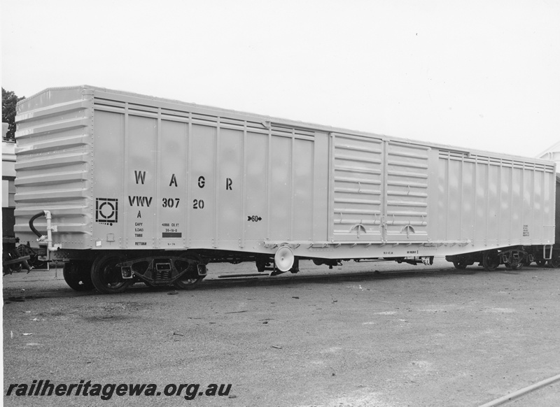 P10516
VWV class 30720 standard gauge covered van on narrow gauge bogies and coded for narrow gauge use. End and side view.

