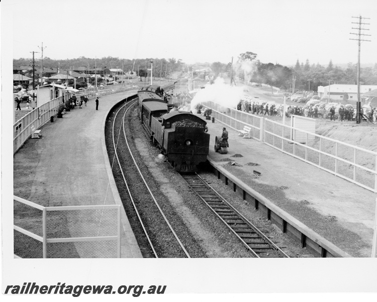 P10572
An unidentified D type suburban tank locomotive with a short train unloading passengers at Showgrounds Station.
