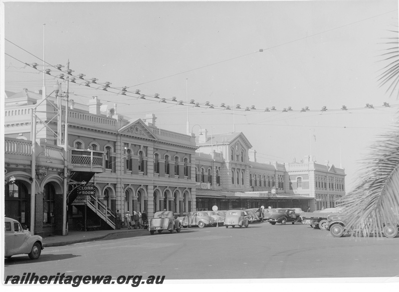 P10592
A side view of Perth Station, possibly in the late 1950s. Interesting array of motor vehicles can be seen. Overhead Trolley bus wires seen in centre of picture.
