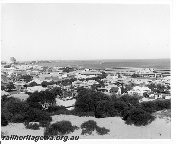 P10633
Geraldton Harbour and city scape. In the middle foreground is the Geraldton Railway Station.
