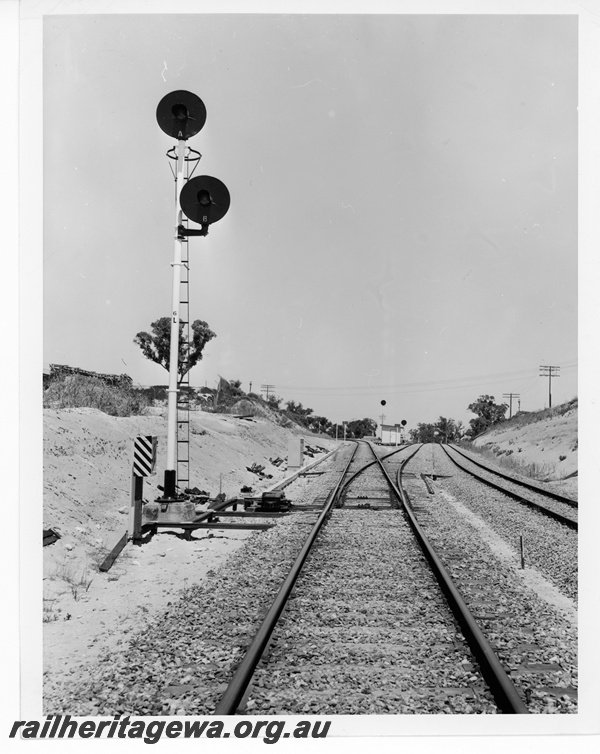 P10662
Entrance to Cockburn triangle, light signals, right hand turnout, trackside building, view from track level
