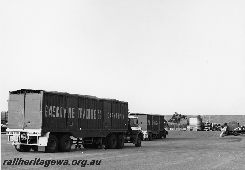 P10673
Loading ramp, piggy back siding, Gascoyne Trading semi trailer, other trucks, Kewdale freight depot
