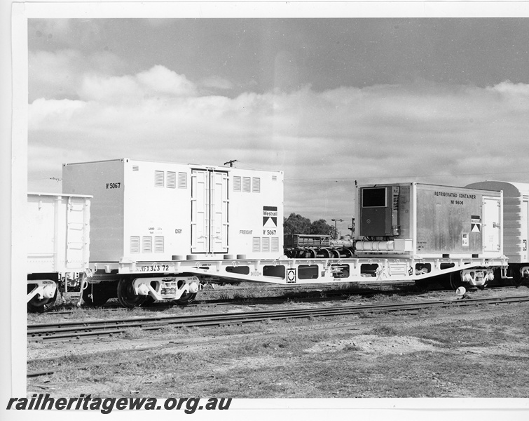 P10694
WFX class 30372 standard gauge flat top wagon loaded with a dry freight and refrigerated container at Midland.
