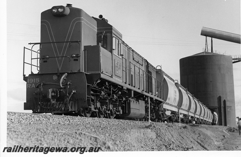 P10698
RA class narrow gauge diesel locomotive at the head of a mineral sands train being loaded at Eneabba.
