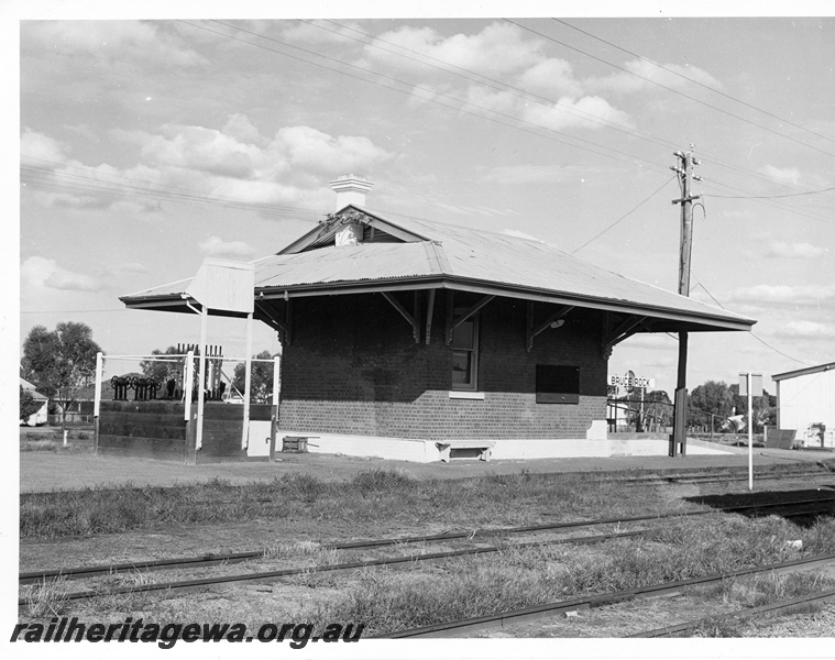 P10707
Traffic Office (Station building), lever frame, Bruce Rock, NWM line, end and side view
