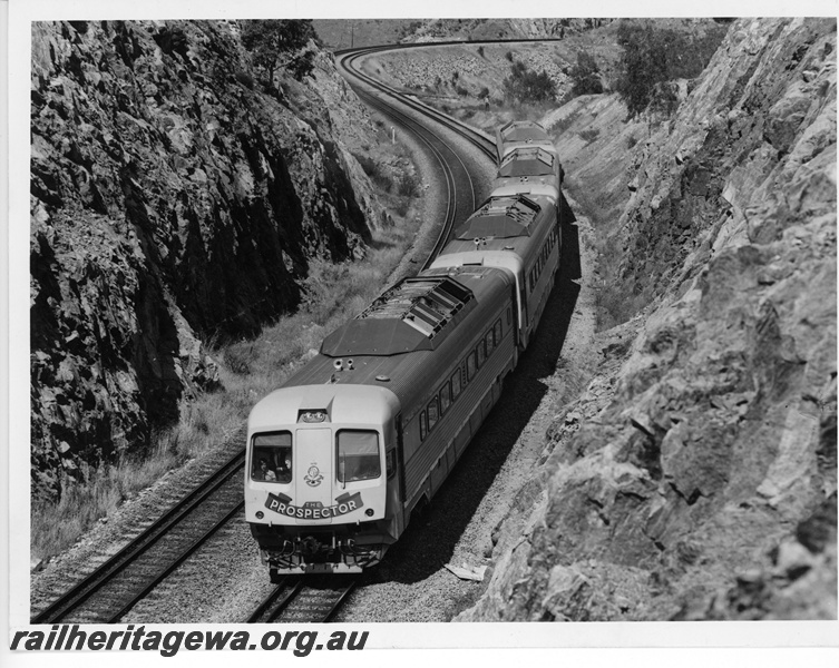 P10719
Four car Prospector railcar set proceeding into No1. cut in the Avon Valley.
