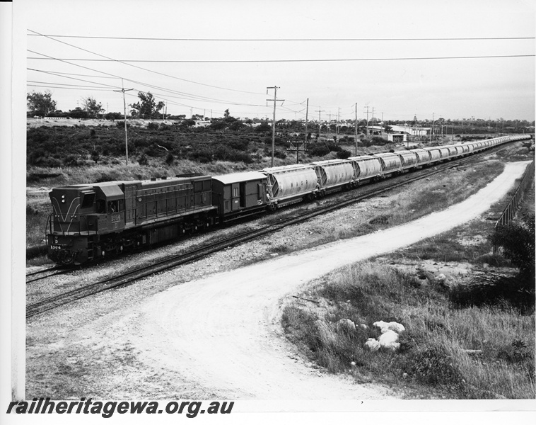 P10725
D class 1564 narrow gauge diesel locomotive, with a ZS class brakevan between the locomotive and empty alumina wagons enroute to Kwinana from the Alcoa unloading site.
