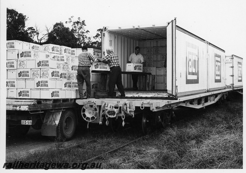 P10776
QUA class 25200 narrow gauge flat top wagon with 2 twenty foot containers being loaded with fruit at Manjimup.
