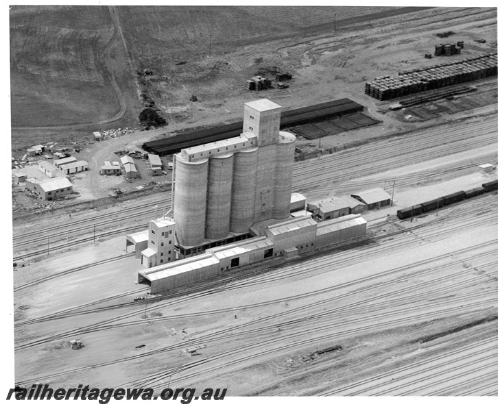 P10790
Yard, grain silos, sidings, trackside sheds, West Merredin, EGR line, aerial view
