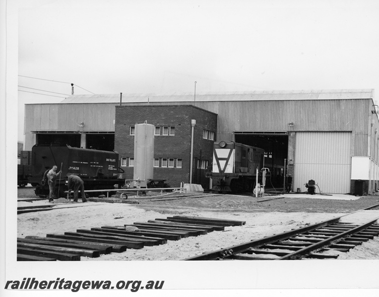 P10794
Y class 1113, JY class 1428 distillate wagon, workers, shed, sleepers, Avon Yard, Northam, ER line

