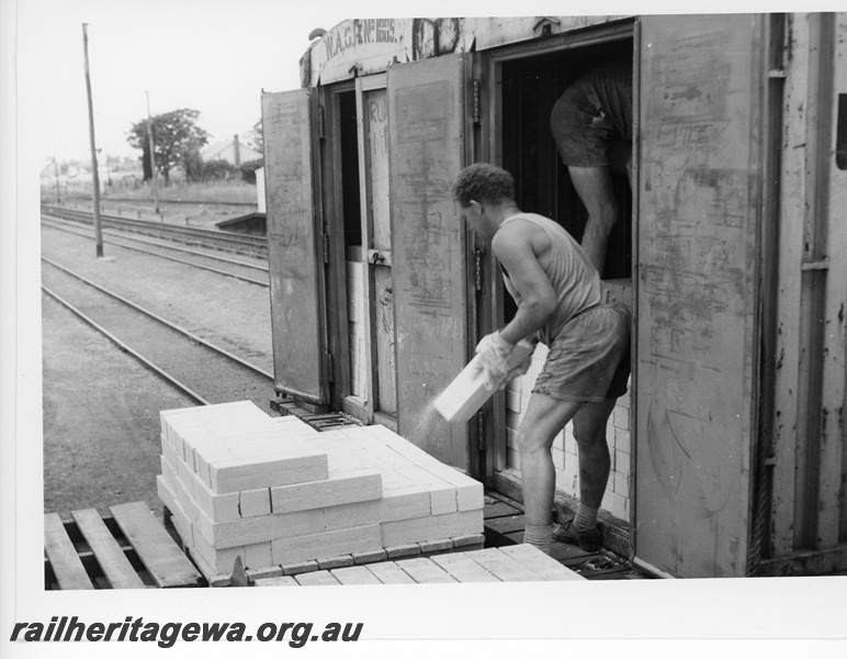 P10806
Loading LCL containers 1 of 3 images, workers loading bricks into LCL adjacent to WAGR container No 1005
