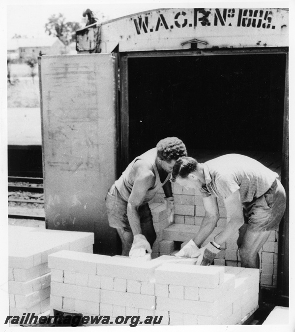P10807
Loading LCL containers 2 of 3 images, workers loading bricks into WAGR container No 1005
