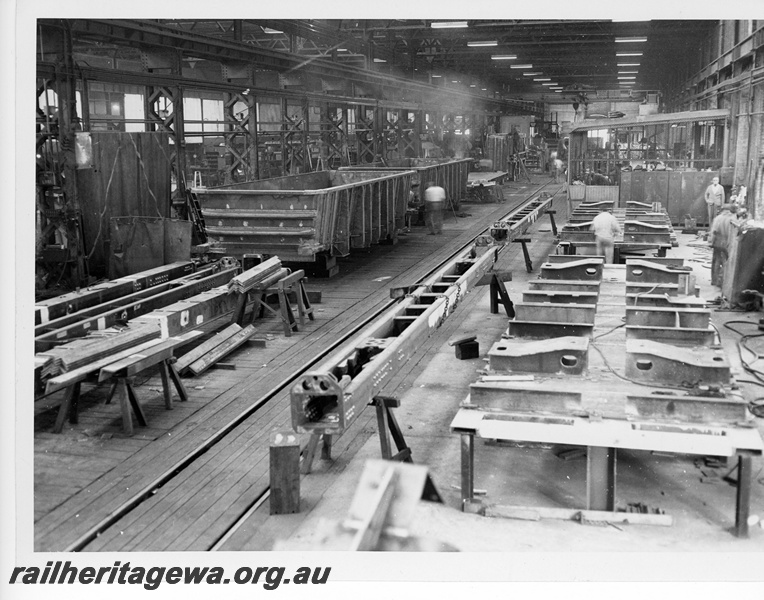 P10812
WO class iron ore wagons under construction, workers, Boiler Shop (north), Midland Workshops
