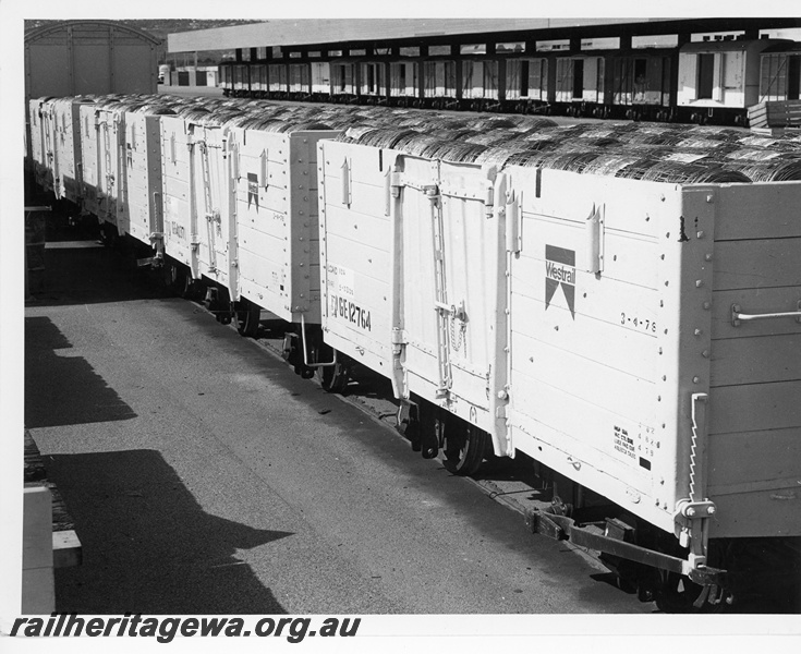 P10841
Rake of wagons bearing the Westrail tooth logo, laden with wire rolls, including GE class 12764 and GE class 40371, side and end view

