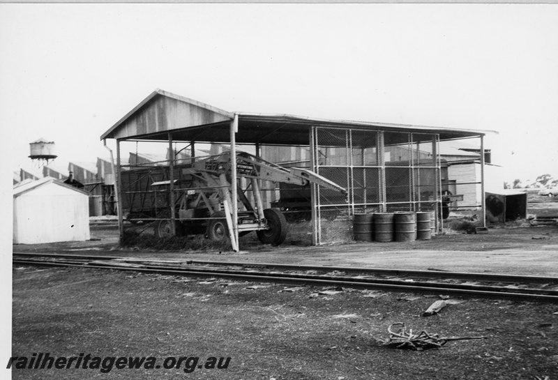 P10882
Mobile crane storage shed at Parkeston. Either the Commonwealth Railways (CR) standard gauge carriage shed or locomotive depot in the background.
