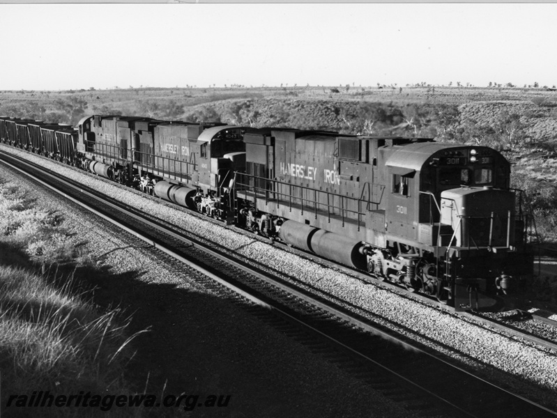 P10896
Hamersley Iron (HI) C636 class 3011, M636 class 4043, C636 class 3016 haul a loaded iron ore train through Gecko.

