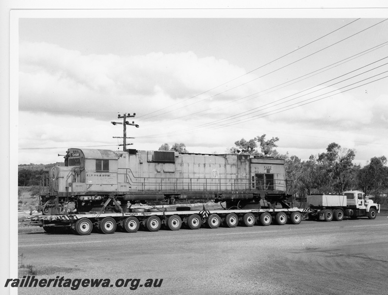 P10900
Mount Newman (MNM) C636 class 5458 on road transporter at New Norcia enroute to Tomlinson Steel Welshpool for rebuilding.

