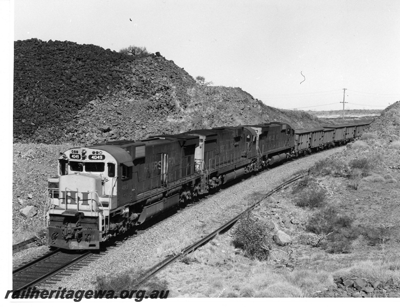 P10902
Hamersley Iron (HI) M636 class 4049, C636 class 3012, M636 class 4036 haul a loaded ore train through the Pindarie Hills.
