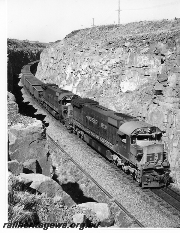 P10905
Hamersley Iron (HI) M636 class 4051, 4052 haul an empty iron ore train through Bells Cutting.
