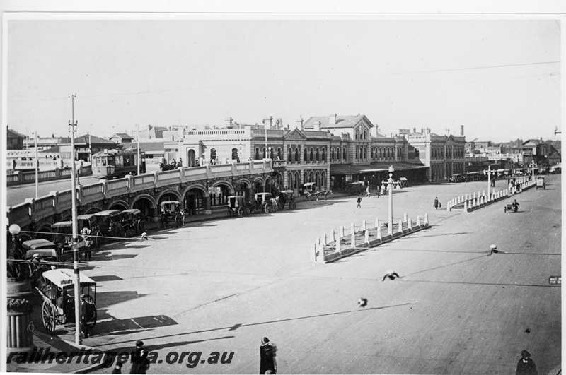 P10963
Perth Station, faade of station building, horseshoe bridge, tram, horse-drawn carriages, pedestrians, view from Wellington Street looking east
