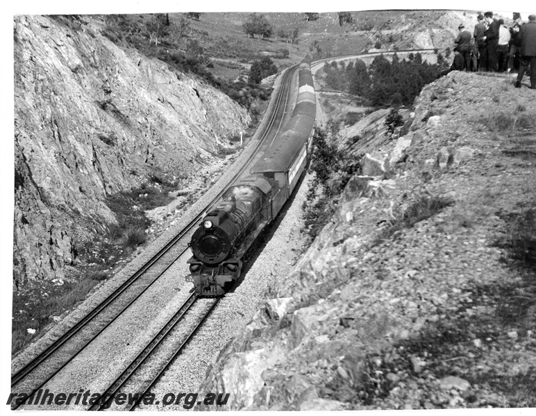 P10966
S class 548 on passenger train, passing through cutting on dual gauge tracks, crowd of onlookers, Avon Valley line
