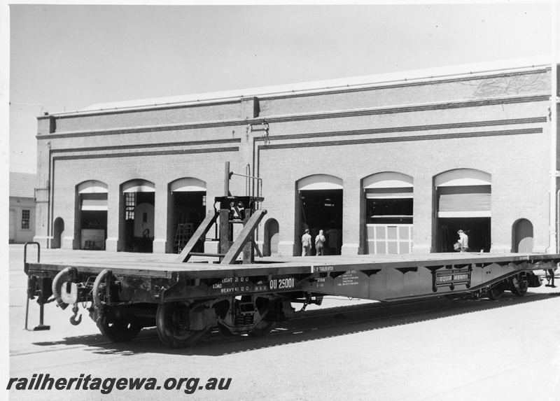 P10969
QU class 25001 bogie flat wagon, workshops building, workers, Midland Workshops, ER line, end and side view. Same as P10614.
