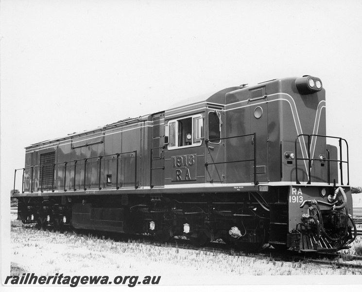 P10993
RA class 1913, in green livery with red stripe, side and end view
