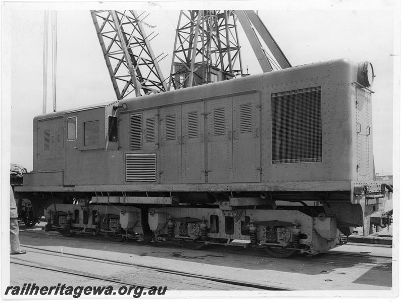 P10998
Y class loco, in undercoat, on delivery at port, crane, Fremantle, side and end view
