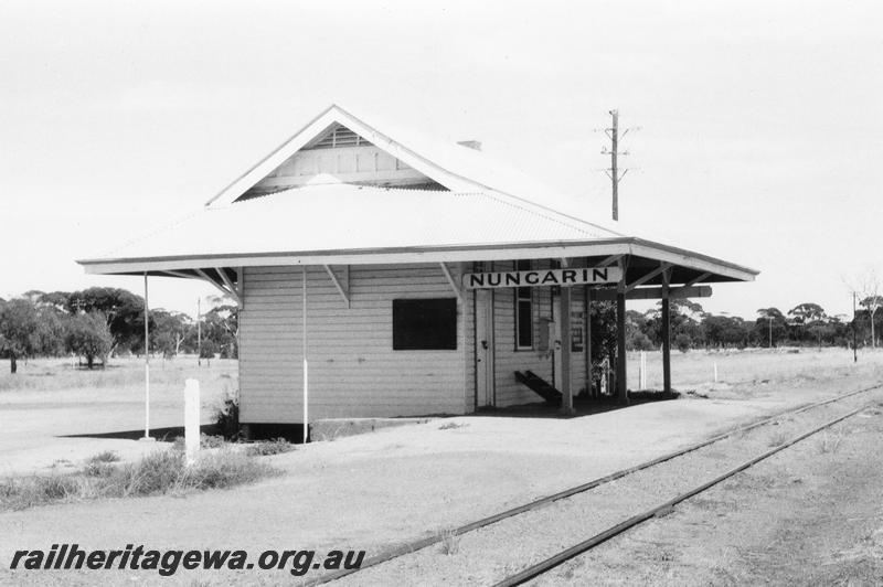 P11029
Traffic Office (station building), Nungarin, GM line, end and trackside view.
