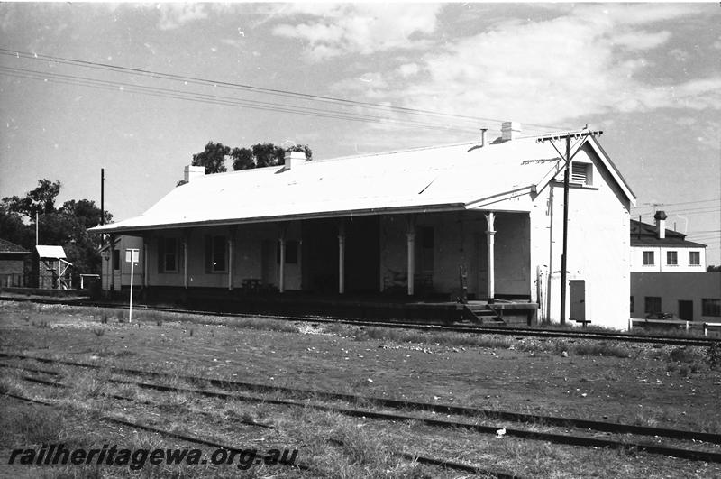 P11193
Station building, Gingin, MR line, trackside and end view.

