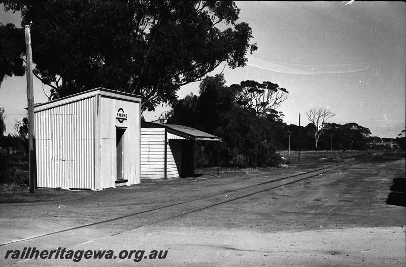 P11202
Station buildings, out of shed and portable shelter shed, Nyabing, KP line, side and trackside view.
