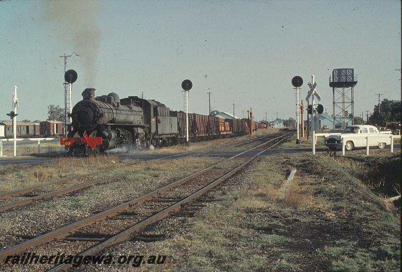 P11345
PM class 703, up goods, departure signals, crossing lights, water column, water tower, part of station building. Pinjarra, SWR line.
