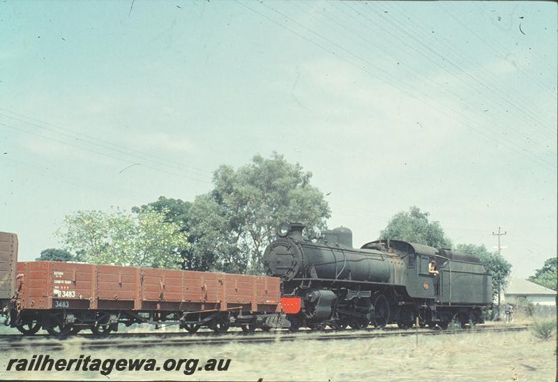 P11410
U class 655, R class 3483 bogie open wagon coupled to the loco, tender first on Bassendean shunter. ER line.
