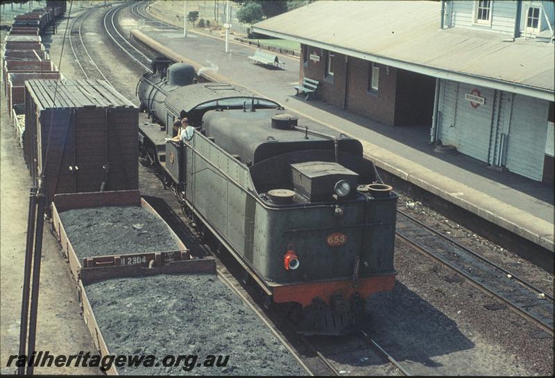 P11413
Bassendean, overall view, east end, part of platform and station buildings, nameboard, U class 655 running around train. ER line.
