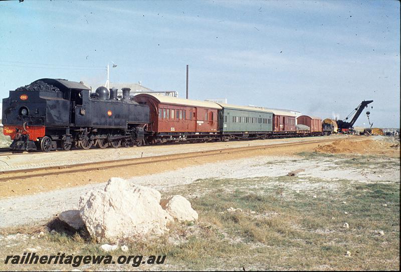 P11447
DM class 581, breakdown train, re-railing standard gauge wheat wagons, wheat silo road Leighton yard. ER line,
