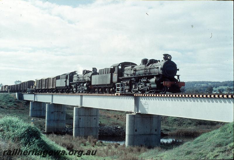 P11537
PMR class 730, PMR class 735, down goods, Collie River bridge. SWR line.
