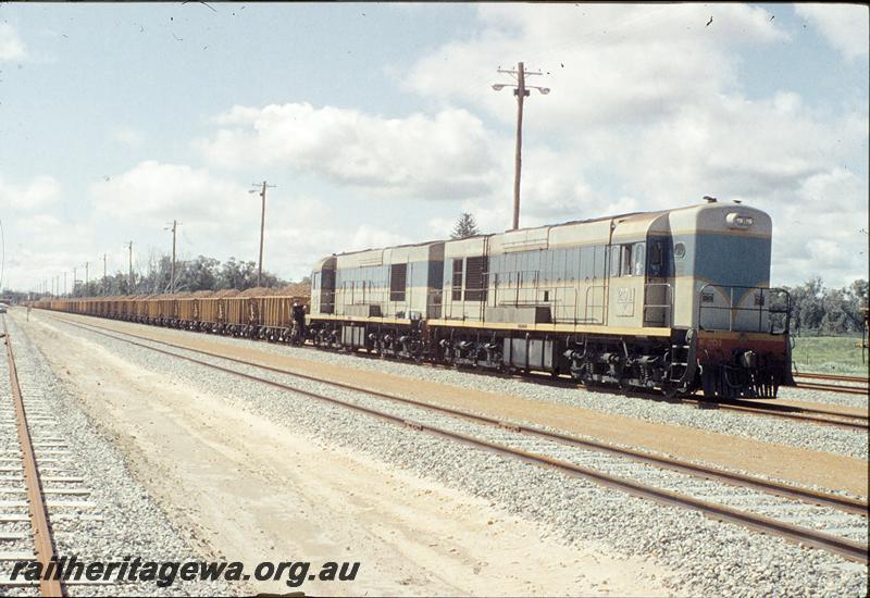 P11727
K class 201, K class, shunting first iron ore train, Kwinana yard. FM line.
