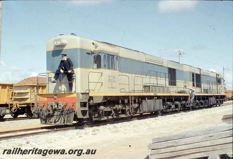 P11729
K class 208, K class, running around first iron ore train, Kwinana yard. FM line.
