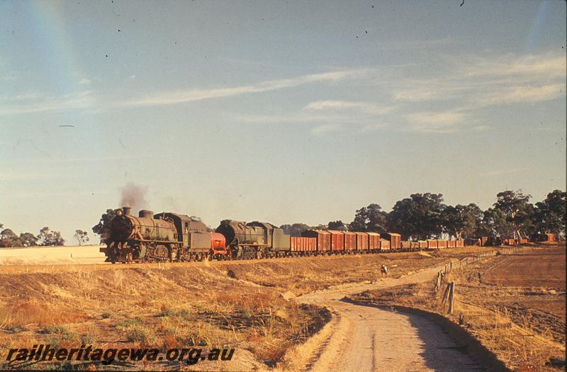 P11842
W class 920, S class, travelling water tank, between Williams and Narrogin. BN line.
