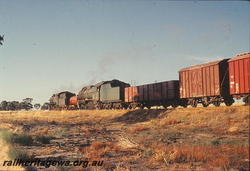 P11844
W class 920, S class, travelling water tank, between Williams and Narrogin. BN line.
