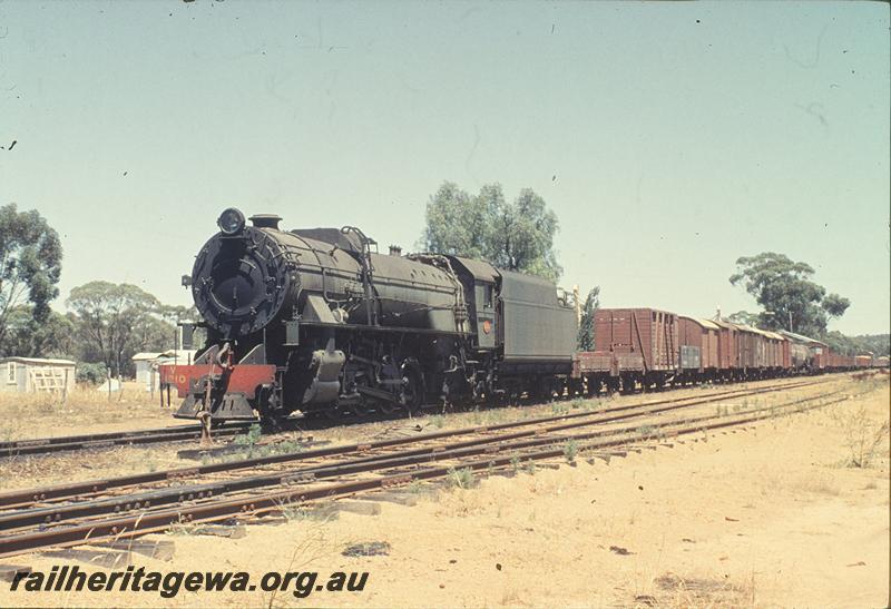 P11856
V class 1210, ex MRWA wagon in consist, up goods, same train as in P11854, arriving Cuballing?. GSR line.
