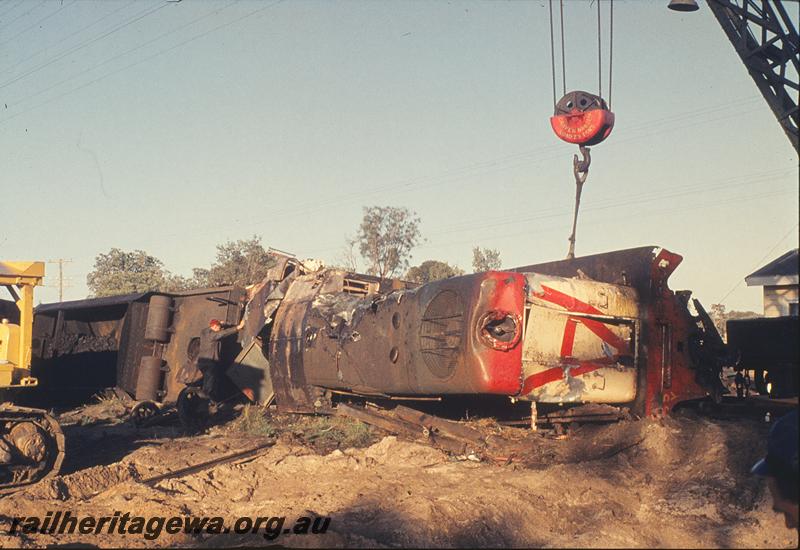 P11990
Y class 1105, being lifted, Mundijong Junction accident. SWR line.
