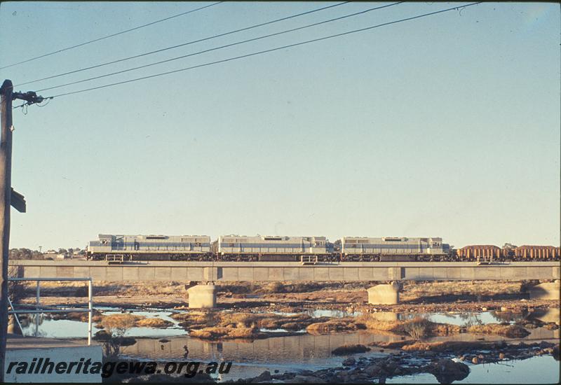 P12141
L class, triple headed ore train, Avon River Bridge, Northam. SG line.
