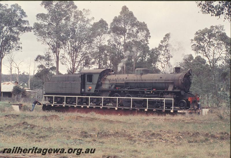 P12212
W class 927, on turntable, Nannup. WN line, crew member pushing the turntable
