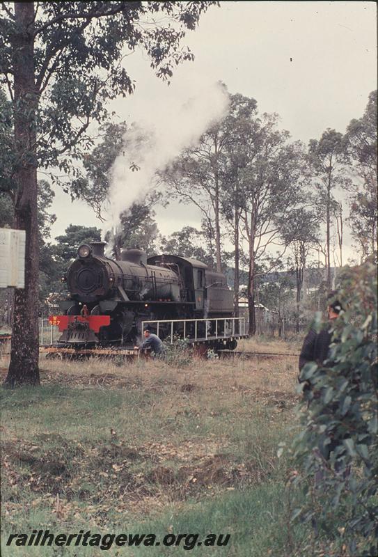 P12213
W class 927, on turntable, Nannup. WN line, crew member pushing the turntable
