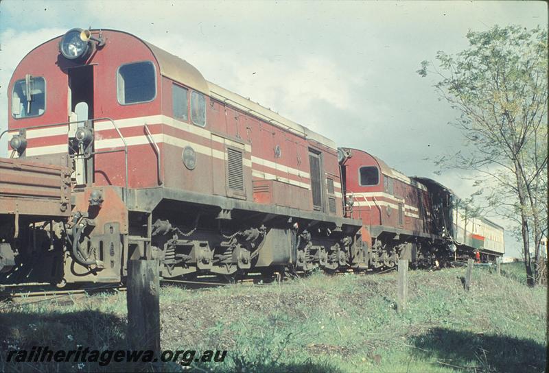 P12229
F class 41, F class, in back of AYB class 456, Gingin accident. MR line.
